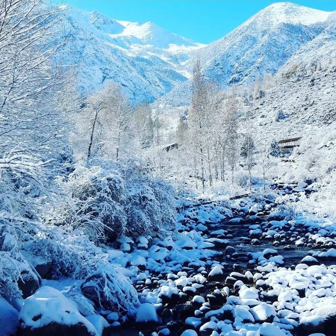 Shohimardon qishki tog'lari va qorli daryo